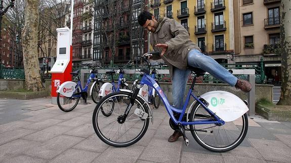 ¿Son más seguros sistemas públicos de bicicletas que usar la tuya propia?