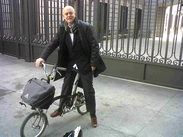 Odón Elorza mueve ficha a favor de la seguridad ciclista.